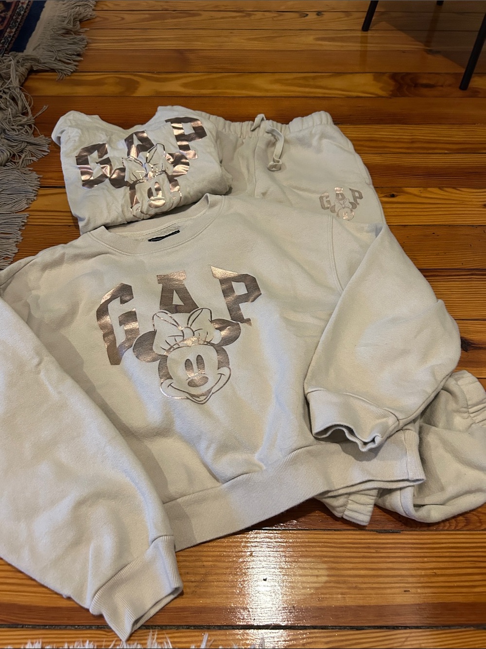 GAP Kids Minnie 3-ie e Metallic Logo Sweatshirt, Tee, & Joggers - Cream